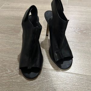 Heeled peep toe shootie